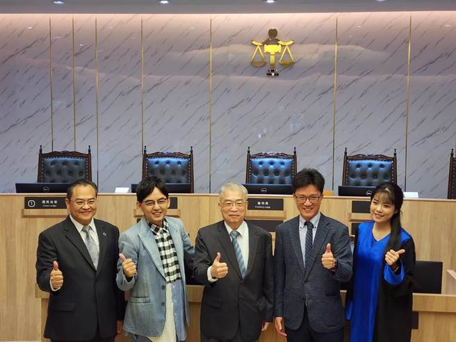 圖左起，刑事廳長李釱任、黃子佼、北院院長黃國忠、司法院發言人張永宏及法官歐陽儀（照片由司法院提供）