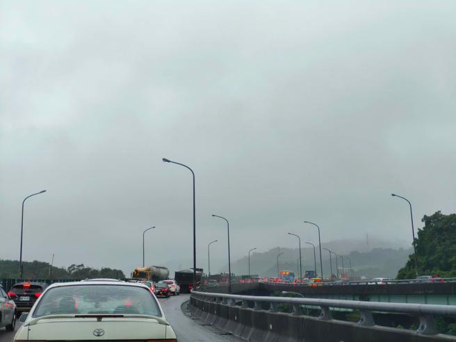 不少基隆人今天都塞在路上。（图／网友盛资闵授权提供）
