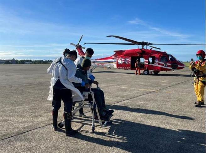 登山客蔡姓男子2日晚间在海拔2605公尺的塔芬谷山屋高山症发作，空勤黑鹰直升机今早顺利后送。（空中勤务总队提供／蔡旻妤台东传真）