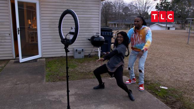 单亲妈萝伦妲辛苦养大独生子崔伊，崔伊从此离不开娘。（TLC提供）