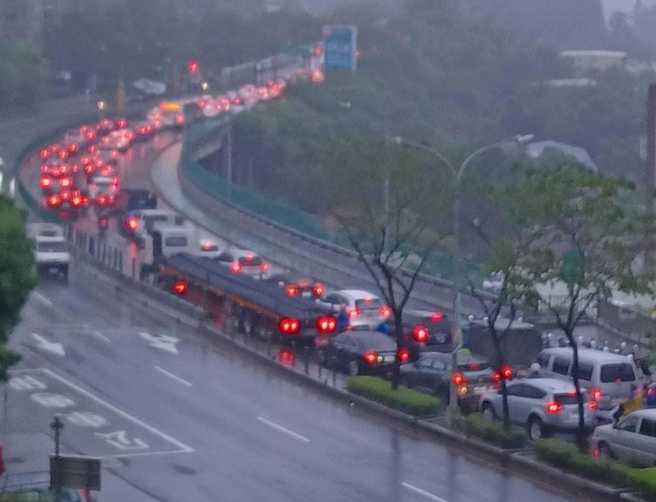 国道1号汐止交流道发生边坡坍落事故，影响高速公路南下主线，导致汐止大塞车。（图／网友提供）