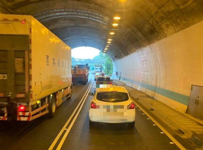 国道1号汐止交流道发生边坡坍落事故，影响高速公路南下主线，导致汐止大塞车。（图／网友提供）