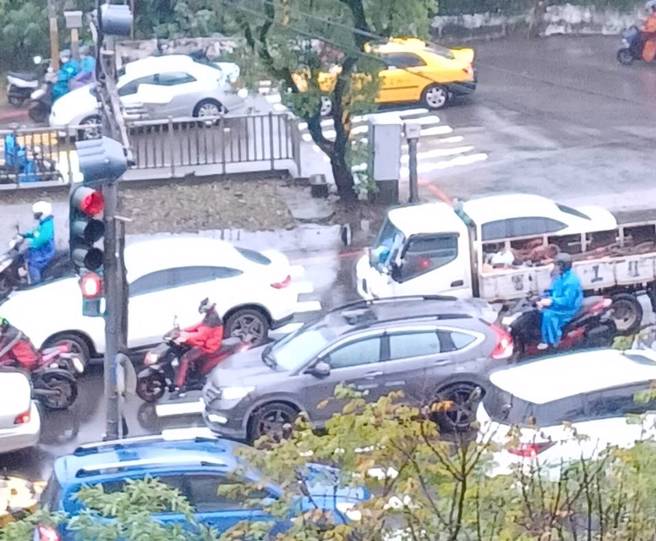 汐止大塞车。（图／网友提供）