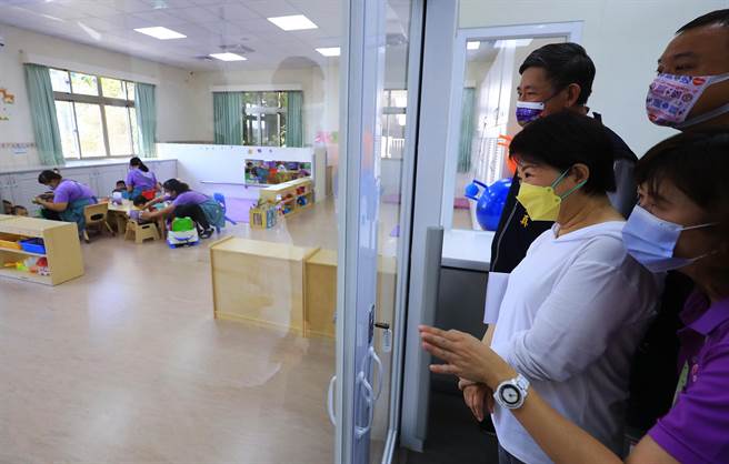 大甲龙泉公托位在龙泉社区长寿会馆2楼，紧邻市立大甲幼儿园，完整了龙泉里的幼托拼图。(陈世宗摄)