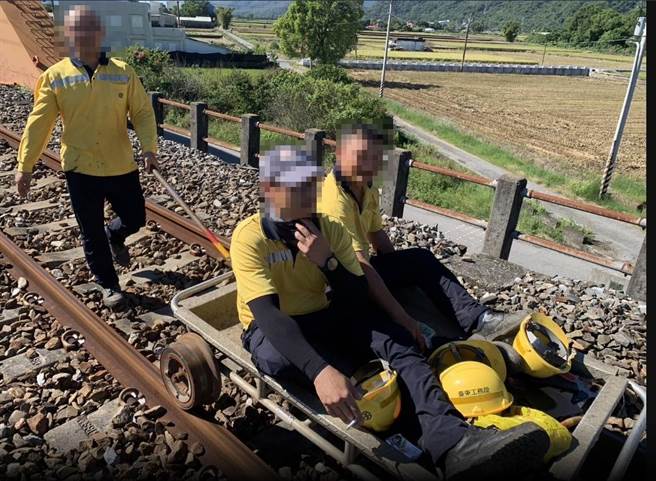 4名台铁道班技术人员实施版式轨道调整作业时，遭弹开的钢轨击中，搭乘工作推车由消防局协助送医。（台铁提供）
