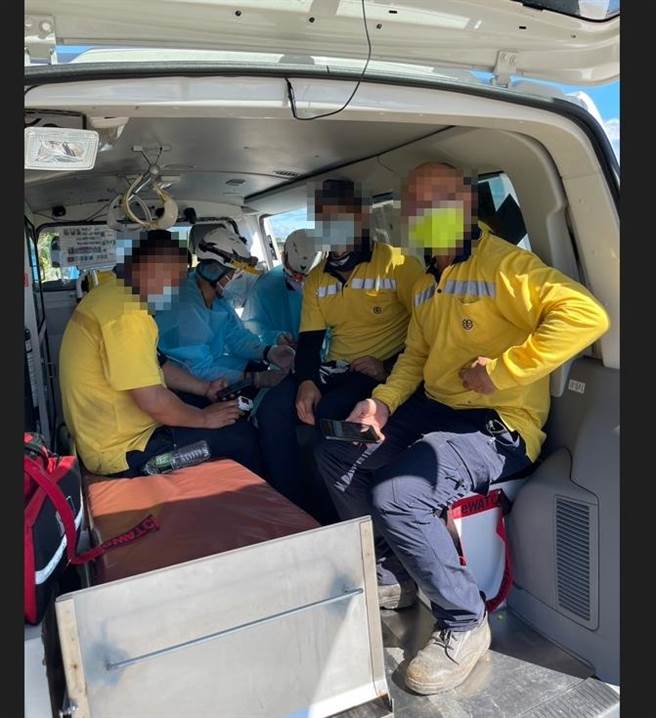 4名道班人员由消防局接驳送医急救。（台铁提供）