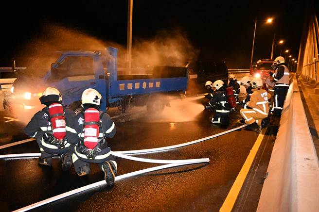 金门大桥于昨(2)日晚间进行双向封桥，跨局处辧理首次灾害抢救演练，过程紧张逼真(图／金门县消防局提供)
