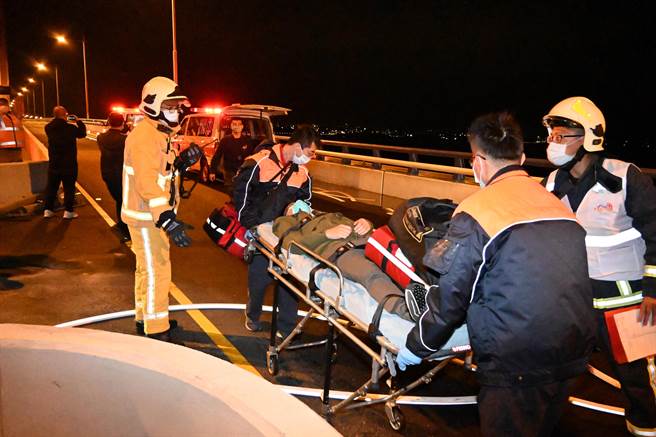 抢救演练设想2部自用小客车于桥上发生事故，起火燃烧并有民眾受伤及落海失踪等应变作为(图／金门县消防局提供)