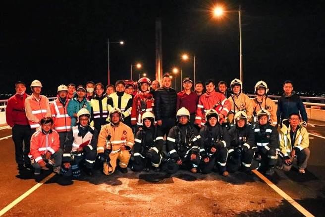 金门大桥首次封桥灾抢演练，跨局处投入合作无间，总计动员90人参与(图／金门县消防局提供)