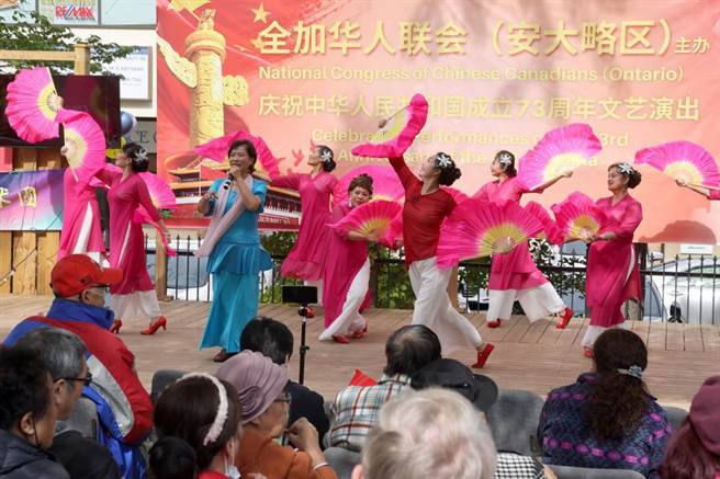 图为加拿大当地华人艺文团体在多伦多表演歌舞。（中新社资料照片）