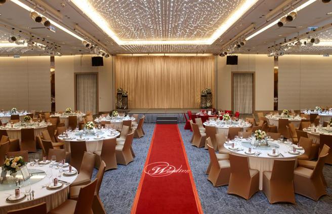 （台北寒舍艾美酒店宴会厅除推出除夕围炉宴，亦提供年菜外卖，并自即日起开放预订。图／寒舍艾美酒店提供）