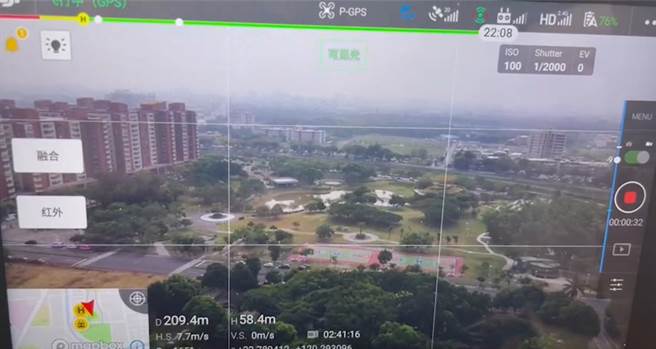 高雄冈山区3日上午烟雾瀰漫，引发在地民眾热议，有民眾指称不仅雾锁冈山，还闻到阵阵塑胶味，味道怪到不行，害人一直咳嗽。目前高市府环保局正派员调查是否有露天燃烧行为。（高市府环保局提供／洪浩轩高雄传真）