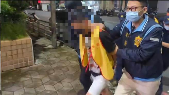 嫌犯被警方带回警局侦讯。（警方提供）