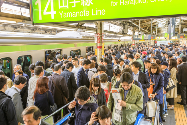 東京地鐵於尖峰時段的人潮，看在醫師眼中，潛藏推擠風險。（示意圖／Shutterstock）
