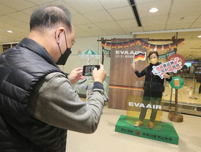长荣航空3日首航台北─慕尼黑航线，于桃园机场举行首航典礼，为庆贺慕尼黑航线的开辟，首航候机室特别为旅客量身规画充满德国风情的各式活动，包括打造户外啤酒屋拍照区。（陈麒全摄）