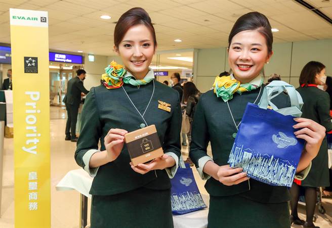 长荣航空3日首航台北─慕尼黑航线，于桃园机场举行首航典礼，为庆贺慕尼黑航线的开辟，精心准备印有两地特色地标的环保购物袋，赠送给每位搭乘首航班机的旅客作纪念。（陈麒全摄）