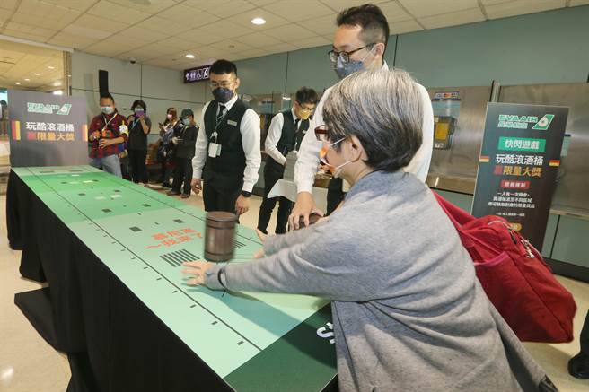 长荣航空3日首航台北─慕尼黑航线，于桃园机场举行首航典礼，为庆贺慕尼黑航线的开辟，首航候机室特别为旅客量身规画充满德国风情的各式活动，旅客在滚啤酒桶游戏区挑战拿奖品。（陈麒全摄）