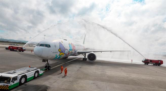 长荣航空3日首航台北─慕尼黑航线，于桃园机场举行首航典礼，为庆贺慕尼黑航线的开辟，在首航班特别调派三丽鸥彩绘机星空机飞航，桃园机场公司也安排洒水仪式，庆贺新航线首航圆满成功。（陈麒全摄）