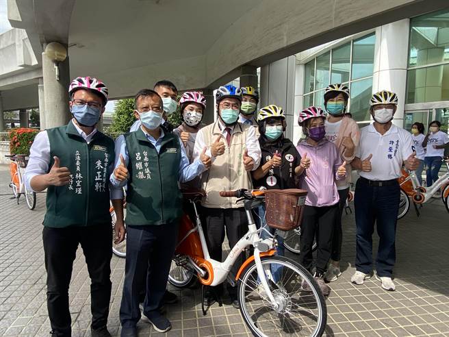 Youbike确定明年3月来台南，市长黄伟哲(左三)今天开箱试骑。(曹婷婷摄)
