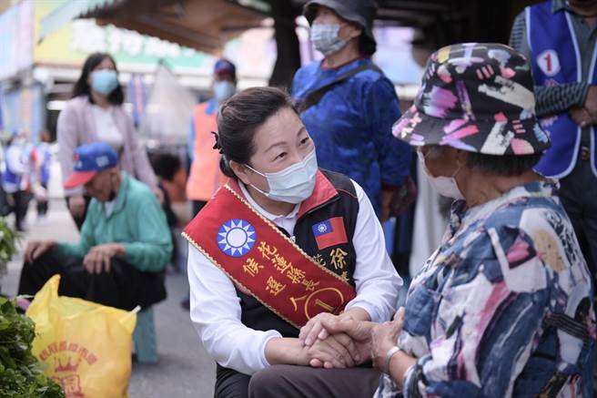 徐榛蔚今起請假，上午到美崙市場展開拜票行程，緊握選民的手問候。（競選團隊提供）