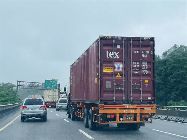 3日上午包括台62快速道路及基隆市區道路都嚴重塞車，讓通勤族叫苦連天，各黨派基市長候選人紛紛提出解決方案。（黃希賢競總提供／張志康基隆傳真）