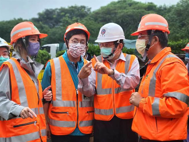 民進黨基隆市長候選人蔡適應（圖左2）3日上午與立委賴品妤（圖左1）、交通部長王國材會勘災區。（蔡適應競總提供／張志康基隆傳真）