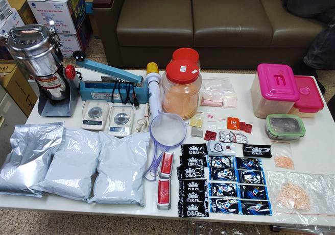 台中市警方破获黄姓犯嫌为首的贩毒集团，查扣毒品及犯罪赃证物。（台中市警察局提供／张妍溱台中传真）