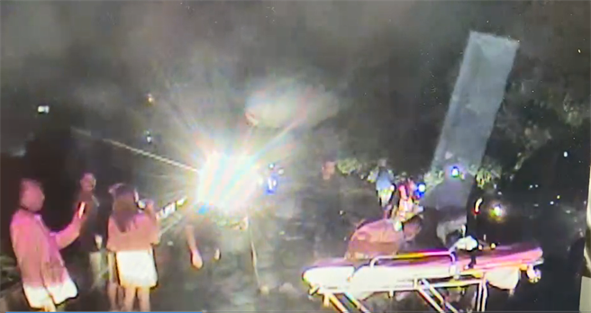 疑视线不佳，嘉义县朴子市防汛道路2日傍晚发生死亡车祸。（嘉县消防局提供∕吕妍庭嘉义传真）