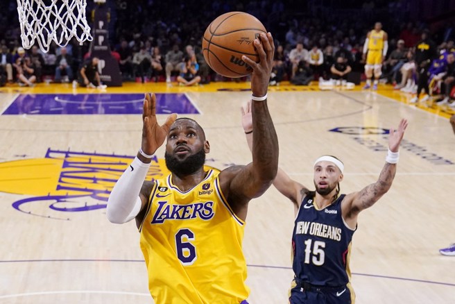 詹姆斯輕鬆閃過對方防守上籃取分。(美聯社)