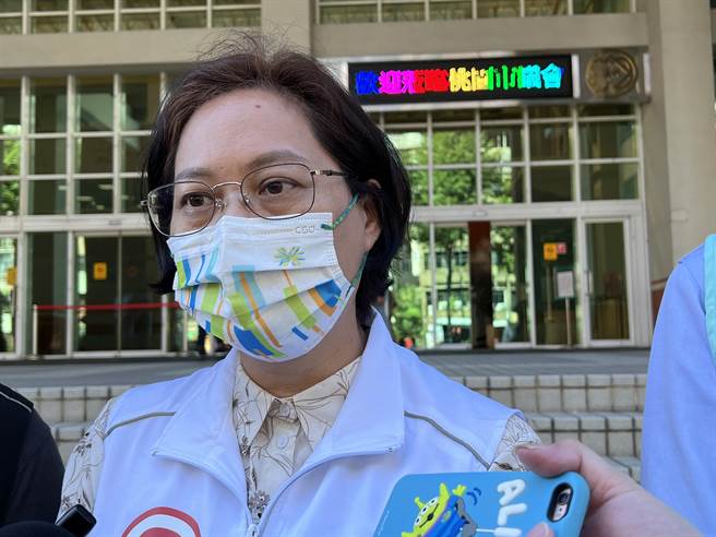 民眾黨桃園市長候選人賴香伶痛批民進黨因鄭運鵬選情落後，就拿產業發展當擋箭牌操弄選舉利多，斥蘇揆連自己女兒借牌得標都說不清，卻把護國神山不能對外公開的重訊拿出來說嘴，政治手法鑿斧很深。(蔡依珍攝)