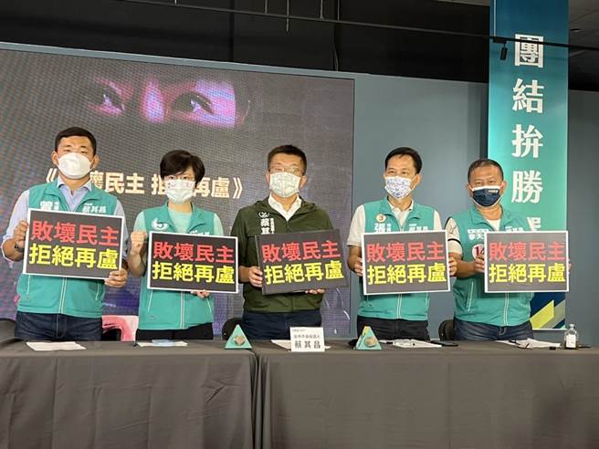 民进党台中市长候选人蔡其昌（中）由议员候选人陪同开记者会，抨击国民党对手卢秀燕团队动用市府公务员及包商进行政治侦防，根本「把市府当卢家的」。（林欣仪摄）