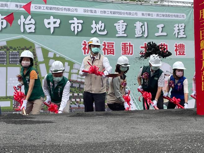 台南市怡中市地重划区今进行动土典礼，由市长黄伟哲（左三）主持仪式。（李俊淇摄）