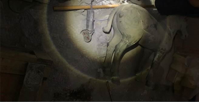 歷史博物馆暂放在营区的马造型铜像，差点被电锯切割偷走。（翻摄画面）