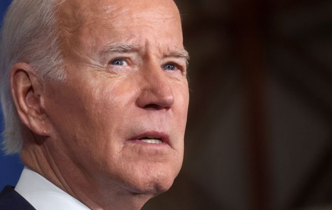 美国总统拜登11月2日在华府民主党全国委员会（Democratic National Committee）的活动中说，民主受到威胁，并提起政治暴力问题。（路透）