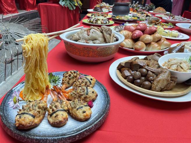 萤火虫行动义厨团72位金牌厨师端出手路菜，摆出澎湃满桌好菜敬献给神明。（朴子市公所提供∕吕妍庭嘉义传真）