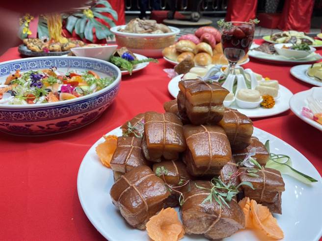 萤火虫行动义厨团72位金牌厨师端出手路菜，摆出澎湃满桌好菜敬献给神明。（朴子市公所提供∕吕妍庭嘉义传真）