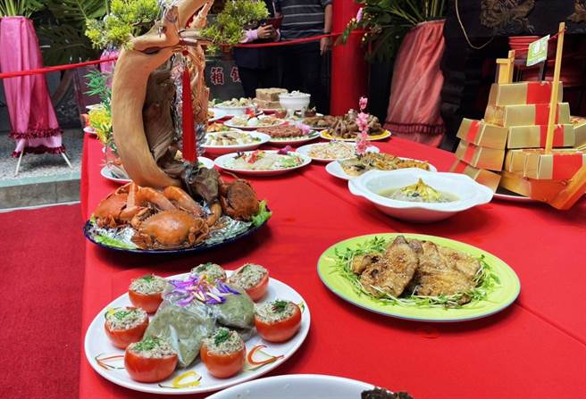 萤火虫行动义厨团72位金牌厨师端出手路菜，摆出澎湃满桌好菜敬献给神明。（朴子市公所提供∕吕妍庭嘉义传真）