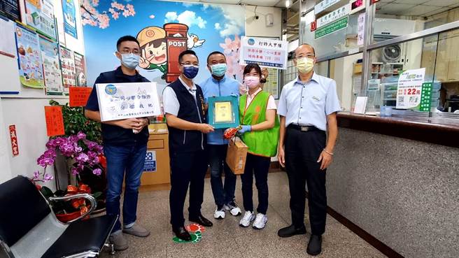 大甲警分局长吴燕山为表谢忱，携带礼品及感谢状拜访相关金融机构阻诈有功的银行经理、行员及志工致谢。(警方提供)