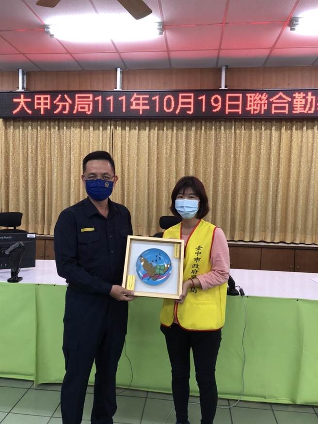 警方特邀请邮局志工，同时是警察志工蔡淑娟到分局接受表扬。(警方提供)