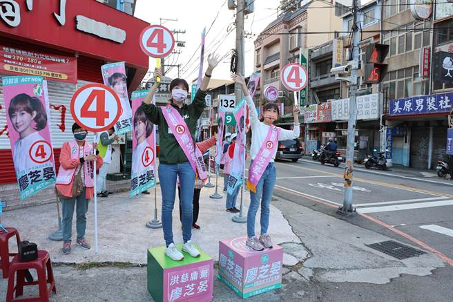 前立委洪慈庸今天 一早就陪同芝晏，站在后里區的路口，向鄉親問早問好！(廖芝晏服務處提供)