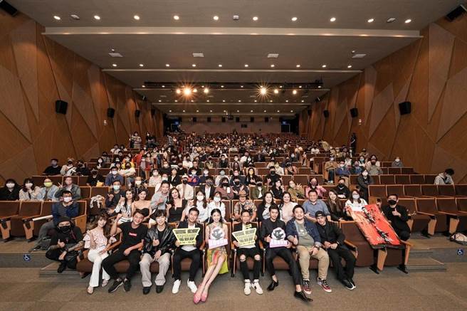 演員群出席雄影閉幕片《山中森林》放映，為活動增添星光。（禾力文創提供）