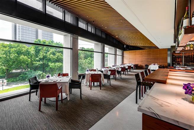 【诚品行旅】二楼In Between之间餐厅，大面落地窗引进松菸绿意。（诚品行旅提供）