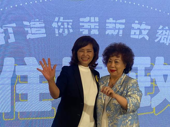 民进党新竹市长候选人沈慧虹（左）3日与总统府国策顾问黄越绥合体发表新住民政策。（陈育贤摄）