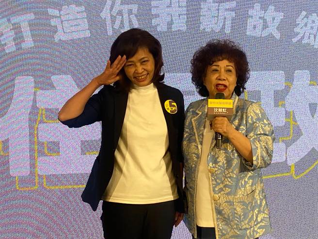 民进党新竹市长候选人沈慧虹（左）3日与总统府国策顾问黄越绥合体发表新住民政策。（陈育贤摄）