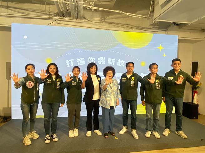 民进党新竹市长候选人沈慧虹（左四）3日与总统府国策顾问黄越绥（左五）合体发表新住民政策。（陈育贤摄）