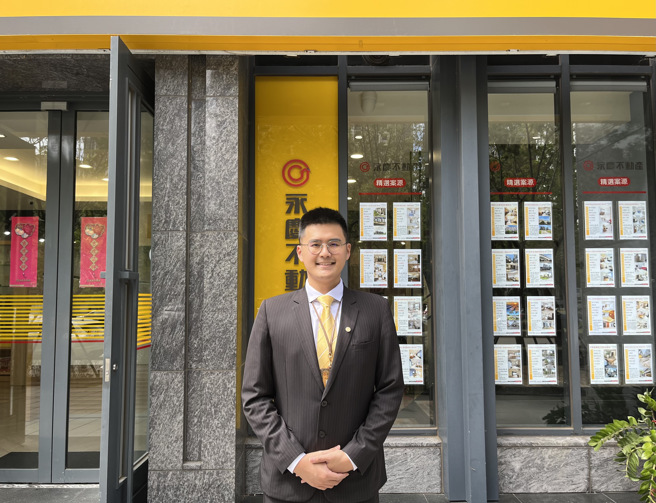 房仲资歷才3年多，永庆不动产新竹关新展翼加盟店经纪人叶俊良，年薪就已上看300万元。(图片来源/永庆房产集团)
