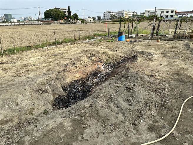 高雄市冈山区3日清晨天空出现「怪雾笼罩」，高市府环保局派出无人机至冈山、桥头、梓官等区进行露天燃烧巡察作业，目前共查得6笔露天燃烧区域。（高市府环保局提供／洪浩轩高雄传真）