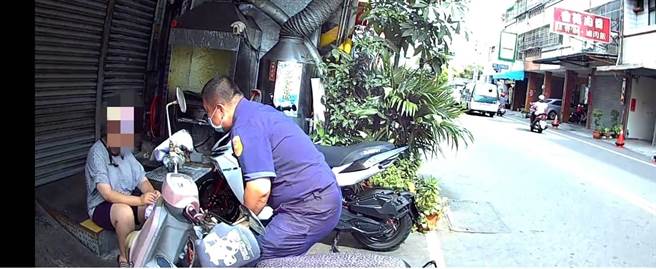 台中14歲施姓女孩與母親在菜市場走散，警方靈機一動，利用視訊助母女團圓。（烏日警分局提供／潘虹恩台中傳真）