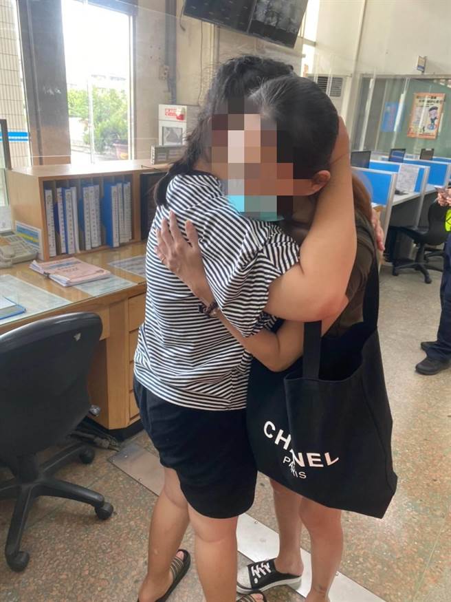 施姓母女在派出所見到彼此相擁痛哭，施女更直呼，媽媽果然在派出所裡，警察叔叔沒有騙人。（烏日警分局提供／潘虹恩台中傳真）