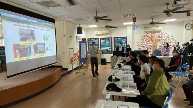 活动由金管处长郑瑞昌针对辖区传统建筑活化利用成果进行业务报告与通盘检讨。(于家麒摄)